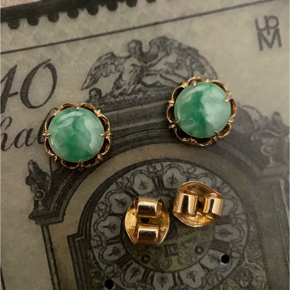 Mid-century 14kt solid gold green jade scalloped floral collet stud earrings - Picture 2 of 8
